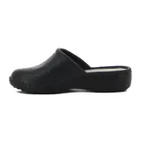 Zueco negro con perforaciones en la parte superior y plantilla acolchada.