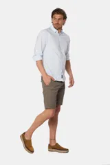 Bermuda clásica de color beige, confeccionada en una mezcla de algodón y spandex para mayor flexibilidad y comodidad.