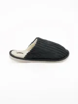 Pantuflas abiertas color gris con textura acanalada y forro interno de corderito sintético blanco.