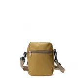 Bandolera pequeña color amarillo mostaza con correa de cinta regulable y logo de la marca en etiqueta de cuero sintético.