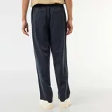 Pantalón azul marino de corte recto y holgado, con cintura elástica con cordón ajustable.