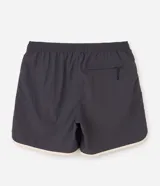 Bermuda deportiva gris oscuro confeccionada en poliamida, de corte corto, con cintura elástica, cordón ajustable y ribetes laterales en color blanco.