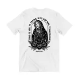 Remera blanca de algodón con estampado gráfico en la espalda que presenta una ilustración estilo tatuaje de Mirtha Legrand con un manto, rodeada de rosas y la frase 'Como te ven, te tratan. Si te ven mal, te maltratan'.