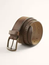 Cinturón de cuero marrón oscuro con hebilla metálica color bronce y perforaciones decorativas.
