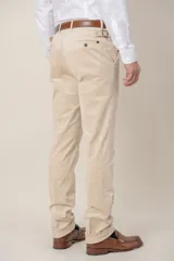 Pantalón de pana de corte recto custom fit, color marrón, con bolsillos laterales y cierre de botón y cremallera.