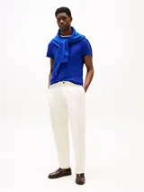 Remera azul de algodón elástico, corte extra slim, cuello redondo y logo de Tommy Hilfiger bordado en el pecho.