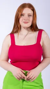 Top corto de tejido de punto acanalado color fucsia, con escote cuadrado y tirantes anchos.