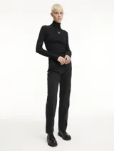 Sweater negro Calvin Klein con cuello alto, confeccionado en tejido lyocell suave y con insignia del monograma en el pecho.
