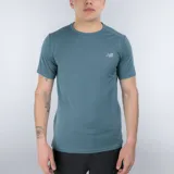 Remera deportiva New Balance de manga corta, color azul petróleo, con cuello redondo y logo reflectante en el pecho. Confeccionada en tejido transpirable y ligero, cuenta con dobladillo trasero más bajo y aberturas laterales.