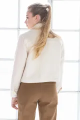 Pantalón negro de vestir, de corte recto, con bolsillos laterales y traseros. Se ajusta a la cintura con botón y cierre.