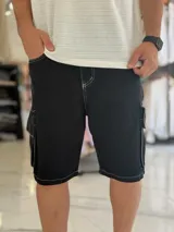 Bermuda cargo de jean color celeste con lavado ácido, corte oversize y bolsillos laterales con solapa.