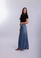 Pantalón jean wide leg de tiro alto, color azul claro, con diseño amplio y fluido en las piernas, bolsillos delanteros y traseros.