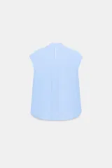 Camisa sin mangas confeccionada en algodón, con cuello redondo y detalle de lazada frontal. Presenta un diseño de corte holgado con bajo redondeado y cierre posterior mediante abertura y botones.