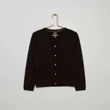 Cárdigan negro de punto fino con cuello redondo y cierre frontal con botones dorados.