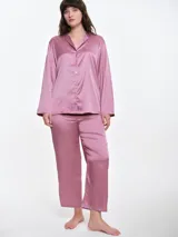 Pantalón de pijama de satén con caída fluida, corte recto y cintura elástica. Presenta un acabado suave y sedoso al tacto.