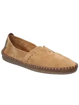 Slip on RKF modelo Laurie, color tostado, confeccionado en cuero suede flexible. Su diseño incluye detalles de tachas metálicas en el empeine, costuras visibles artesanales en el contorno y suela de goma antideslizante.
