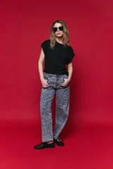 Jean de corte recto con estampado animal print en tonos grises y negros, de tiro medio y diseño relajado.