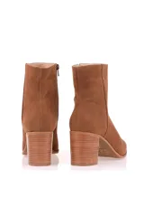 Bota corta de gamuza negra con taco bloque.