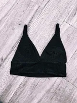 Top triángulo de breteles finos, confeccionado en tejido de punto elástico. Disponible en varios colores: rojo, negro, mostaza, beige, verde, ladrillo, fucsia, azul y blanco.