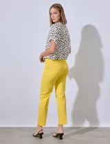 Pantalón de vestir verde esmeralda, de corte recto, con bolsillos laterales y traseros.