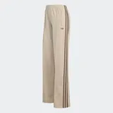 Pantalón deportivo Adidas modelo Firebird de corte holgado y tiro medio. Presenta diseño clásico con las tres rayas características de la marca en los laterales y confeccionado en tejido tricot suave.