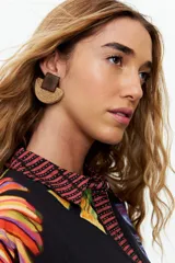 Aros colgantes con base curva de papel color beige y tope cuadrado de madera marrón.