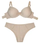 Bombacha de bikini color beige claro, tiro medio, confeccionada en microfibra con detalles acanalados y bordados en los laterales.