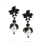 Caravanas artesanales con diseño de flor superior en cristal negro y perla central, con caída compuesta por cuentas de cristal negro y una perla grande inferior con engaste de cristal negro. Base de metal dorado.