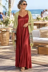Vestido largo de satén bordó, con tirantes finos, escote en V y diseño amplio y acampanado.
