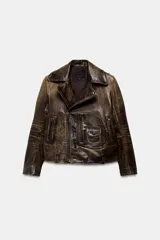 Chaqueta tipo biker de cuero con efecto desgastado, cuello de solapa, cierre frontal con cremallera metálica, bolsillos delanteros con cremallera y bolsillo pequeño con solapa, mangas largas con cremalleras en los puños y bajo con trabillas.