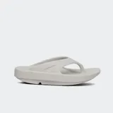 Sandalias de recuperación OOFOS modelo Ooahh, color negro, con diseño ergonómico y tecnología OOfoam para mayor absorción de impacto y soporte del arco plantar.
