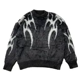 Sweater de punto negro con cuello redondo y diseño de llamas blancas.