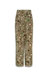 Pantalón estampado Le Lis Blanc, de corte ancho y relajado, confeccionado en tono verde militar con diseño gráfico de inspiración veraniega y tropical, con cierre frontal y bolsillos laterales.