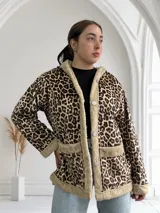 Campera con capucha de pana con estampado animal print de leopardo, forrada con piel sintética color beige.