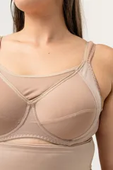Soutien reductor color piel, con aro y breteles anchos acolchados regulables. Escote alto y ganchos reforzados en la espalda.