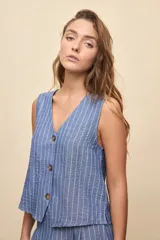 Chaleco de líneas simples, escote en V y diseño a rayas con cierre frontal de botones y silueta levemente evasé.
