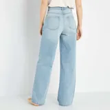 Jean de corte wide leg con tiro alto, confeccionado en denim de tono azul claro con acabado lavado.