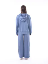 Hoodie gris melange con capucha, manga larga y puños y dobladillo acanalados.