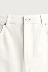 Jeans de corte recto color celeste claro, con tiro medio, diseño de cinco bolsillos, efecto lavado y bajo con acabado irregular deshilachado.