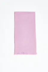 Pashmina rectangular color lila con flecos en los extremos.