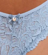 Conjunto de lencería de encaje floral color verde oscuro, compuesto por un corpiño con aro y breteles regulables, y una bombacha tipo bikini con detalle de lazo.