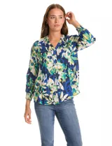 Blusa Ruby Rd de manga larga con puños elastizados, cuello a la base con escote en V y botones frontales. Presenta un diseño delantero plisado y un estampado floral en tonos azules, verdes y blancos.