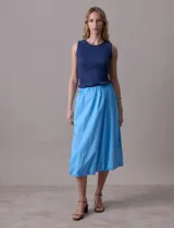 Falda midi de algodón color celeste con pretina ancha elastizada y forro interno a tono.