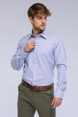 Camisa celeste a rayas con cuello de vestir, manga larga, pinzas en la espalda, botones personalizados y logo bordado inferior.