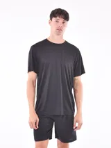 Remera negra de poliéster, corte clásico y cuello redondo.