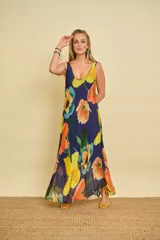 Vestido largo de gasa de seda con estampado floral en tonos amarillos, naranjas y verdes, sin mangas y corte al bies con caída fluida.