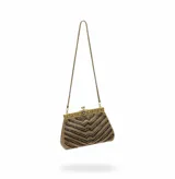 Bolso de mano tipo sobre con diseño vintage, bordado artesanalmente con mostacillas en tonos dorado y negro formando un patrón de líneas en zigzag. Cuenta con una boquilla metálica dorada con detalles florales grabados y una cadena fina a tono para llevar al hombro.