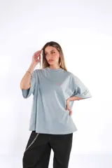 Remera oversize de algodón celeste con estampado frontal en color rosado.