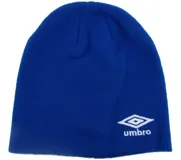 Gorro de lana azul con logo de Umbro bordado en blanco.