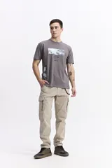 Pantalón cargo color beige, de corte recto y diseño funcional. Presenta bolsillos laterales tipo cargo con cierre y costuras reforzadas en las rodillas.